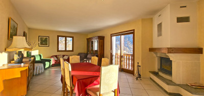 Unique opportunity to invest in a superb 6 bedroom mountain property with fantastic views. 