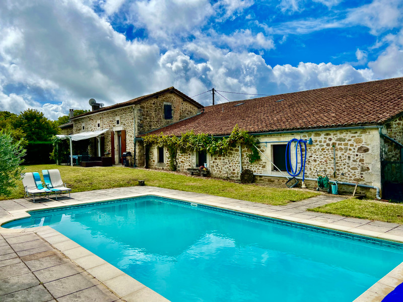 Maison à vendre à Teyjat, Dordogne - 250 000 € - photo 1