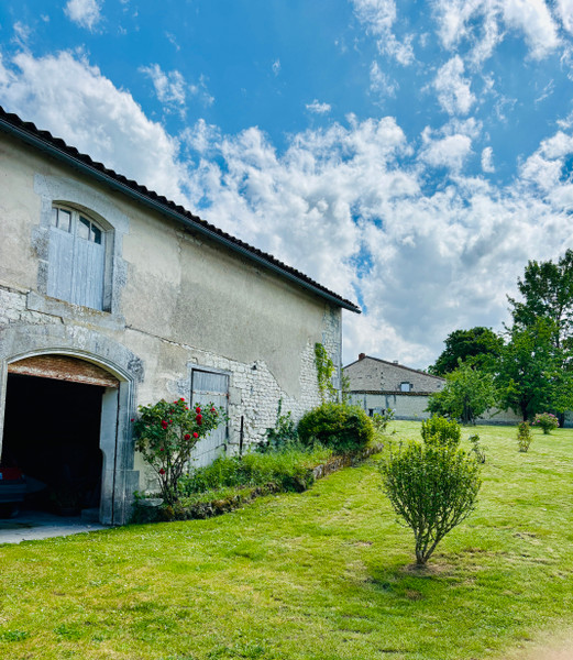 French property for sale in Cognac, Charente - €583,000 - photo 2