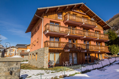 GREAT business opportunity - invest in a unique complex of a chalet, a shop and apartments - Three Valleys