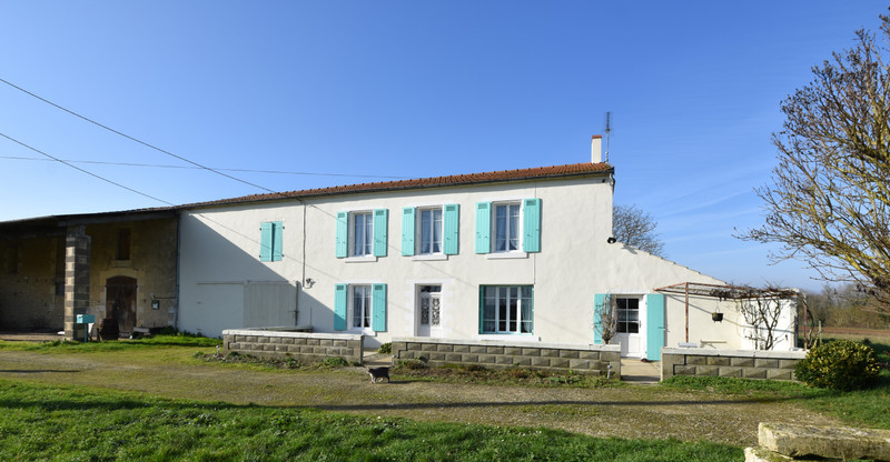 Maison à vendre à Benon, Charente-Maritime - 425 531 € - photo 1