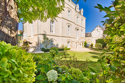  South Loire Valley, sumptuous property set in beautifully landscaped grounds. Amenities at walking distance.