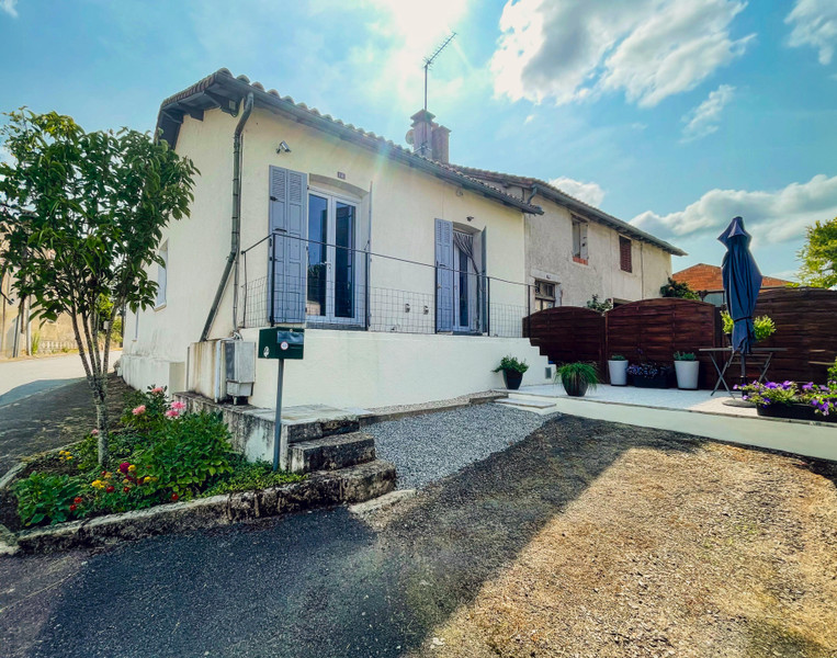 Maison à vendre à Oradour-Fanais, Charente - 77.000 € - photo 1