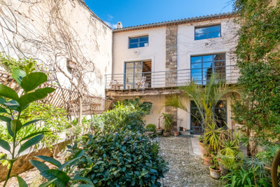 Magnificent Maison de Maître in the heart of a village near Olonzac with a pool, garage, and garden.