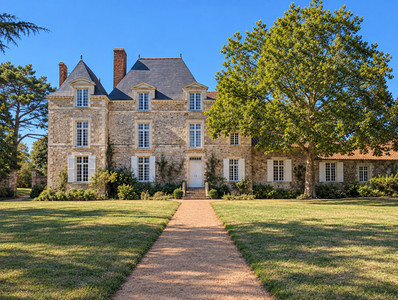 French property for sale in Le Loroux-Bottereau, Loire-Atlantique - €982,000 - photo 1