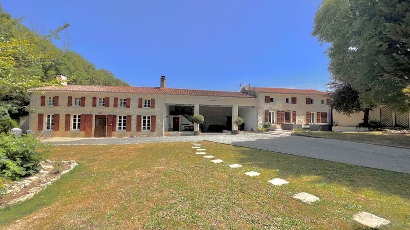 Maison à vendre à Puy-du-Lac, Charente-Maritime - 567 000 € - photo 1