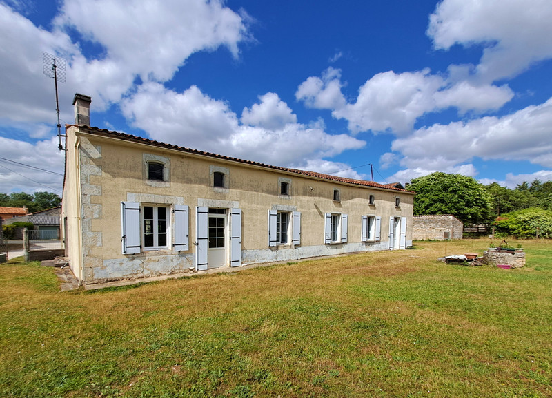 Propriété à vendre à Barbezières, Charente - 158 050 €