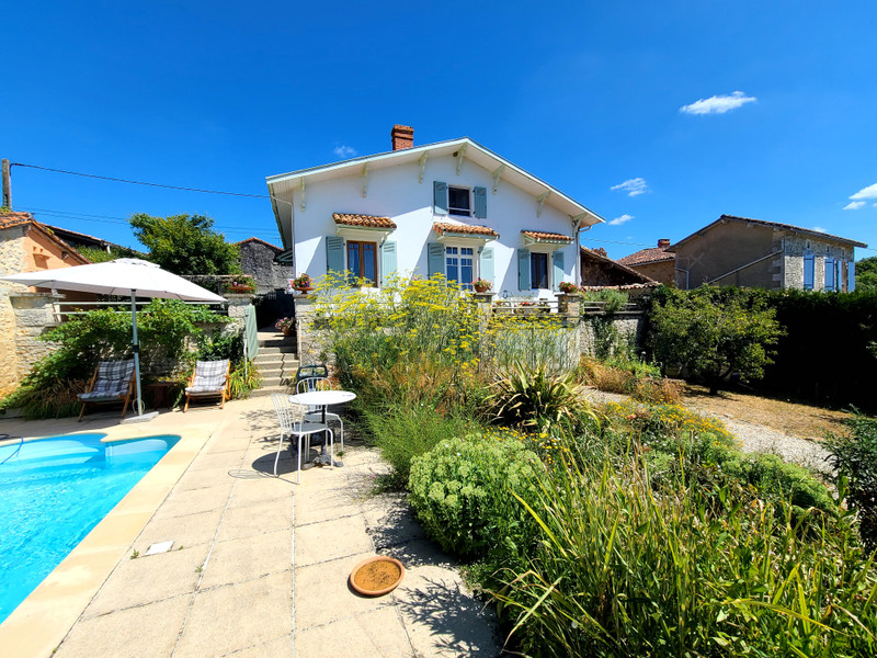 Maison à vendre à Beaulieu-sur-Sonnette, Charente - 183.600 € - photo 1