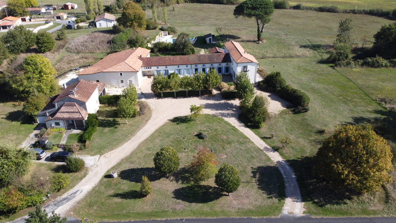 Maison à vendre à Le Fouilloux, Charente-Maritime - 662 500 € - photo 1