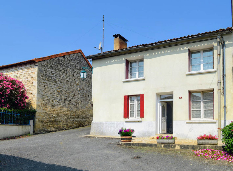 Maison à vendre à Aunac-sur-Charente, Charente - 61 600 € - photo 1