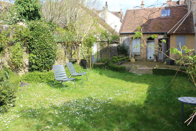Parc Naturel du Perche. Petite cité de caractère. Ancien relais de poste du 18e sur jardin entouré de murs.