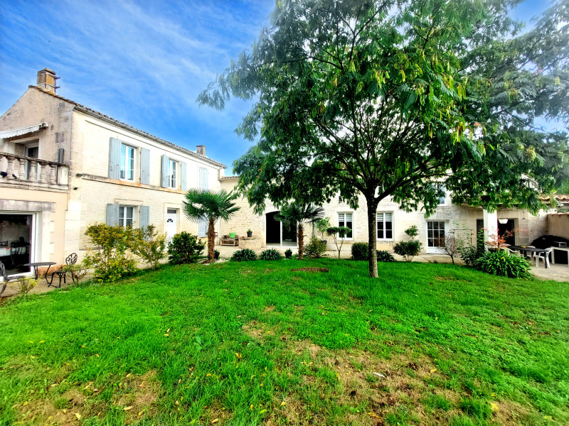 Propriété à vendre à Jarnac, Charente - 439 000 €