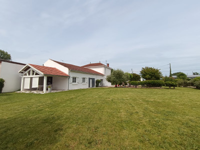 Maison à vendre à Saint-Médard-de-Guizières, Gironde, Aquitaine, avec Leggett Immobilier