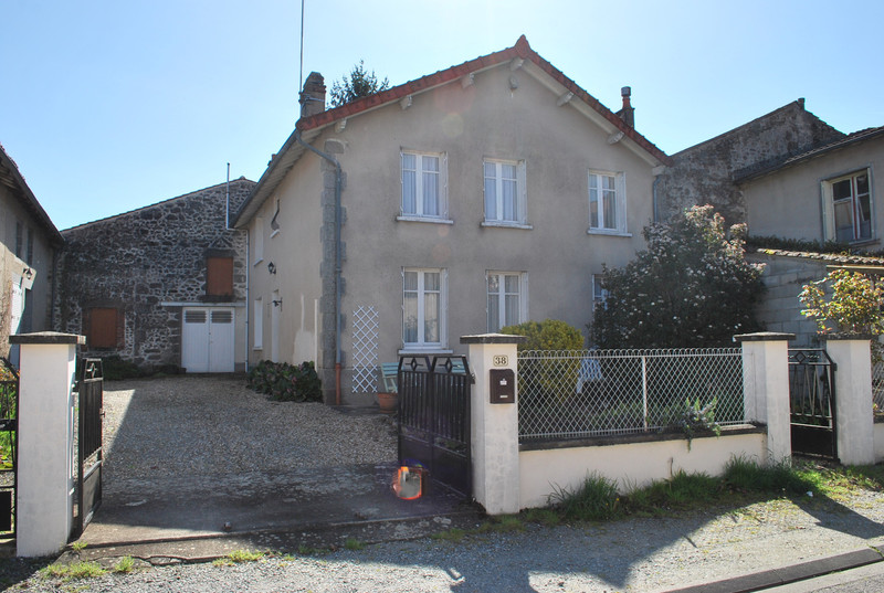 Maison à vendre à Val-d'Oire-et-Gartempe, Haute-Vienne - 82 500 € - photo 1