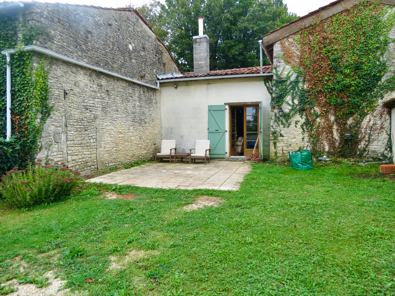 French property for sale in Nantillé, Charente-Maritime - €162,000 - photo 3