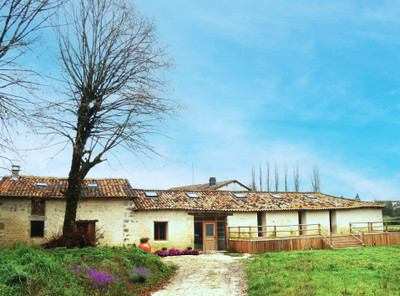 Maison à vendre à Villebois-Lavalette, Charente, Poitou-Charentes, avec Leggett Immobilier