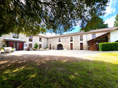 French property for sale in Condac, Charente - €689,000 - photo 2