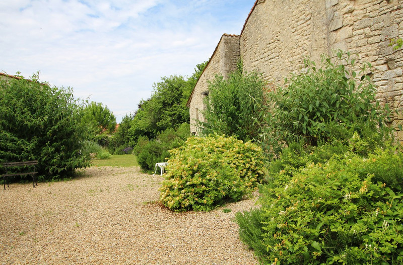 French property for sale in Fontaine-Chalendray, Charente-Maritime - €318,000 - photo 10