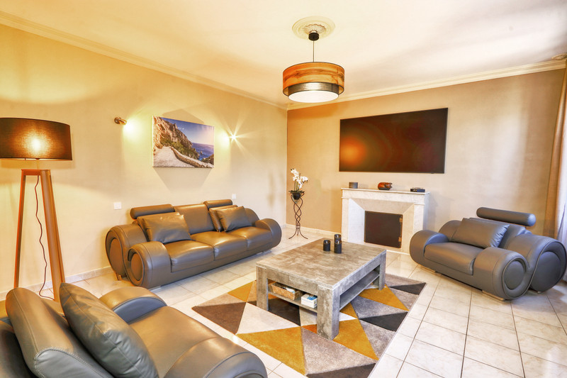French property for sale in Apt, Vaucluse - €895,000 - photo 4