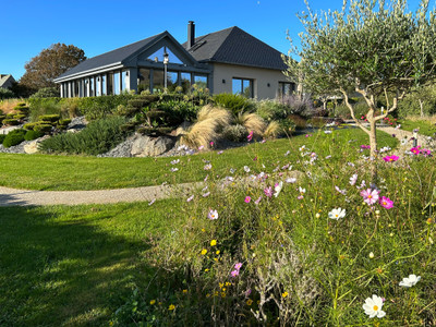 Splendid contemporary house, overlooking the sea in a picturesque village