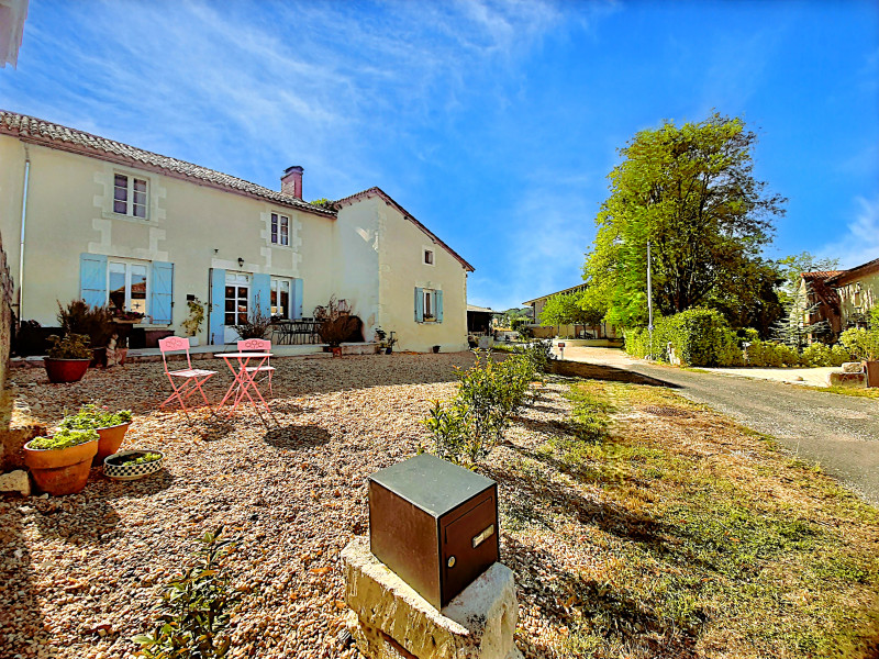 French property for sale in Aubeterre-sur-Dronne, Charente - €205,000 - photo 0