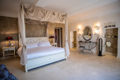 Mas prestigieux et très spacieux avec piscine, tennis, jardin et jacuzzis