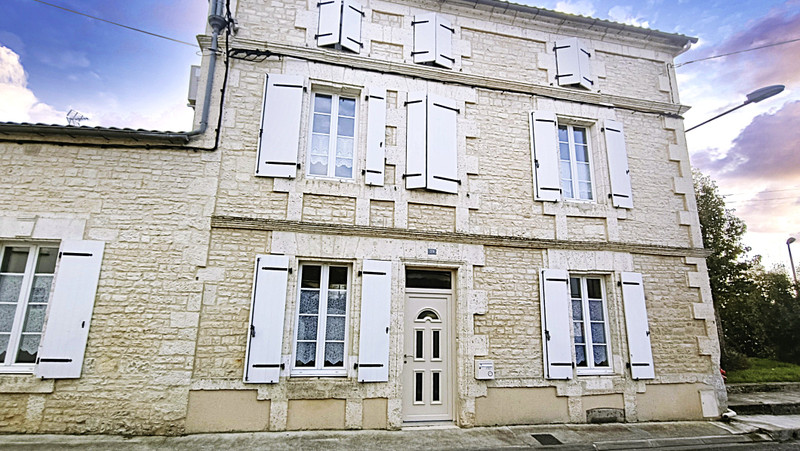 Maison à vendre à Mansle, Charente - 188.500 € - photo 1