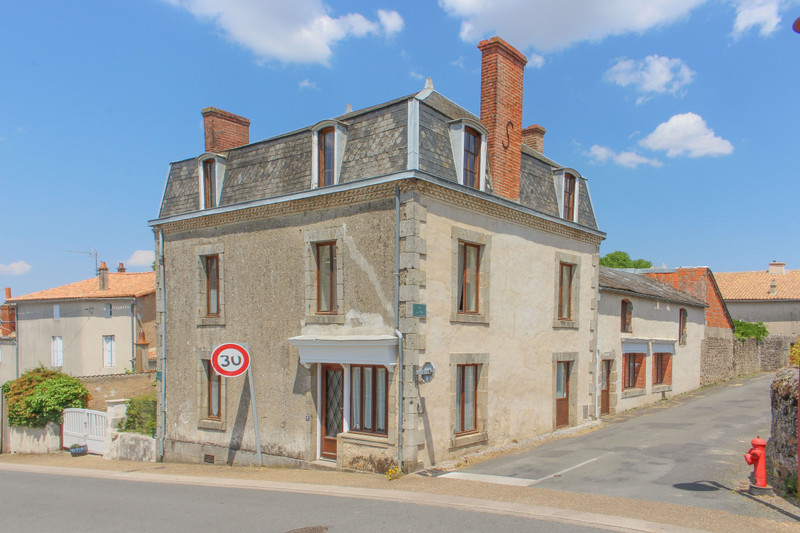 Maison à vendre à Gourgé, Deux-Sèvres - 172 800 € - photo 1