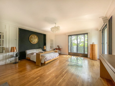 Exceptional villa on classified wooded park in the Hauts de Seine, 10 km from Paris