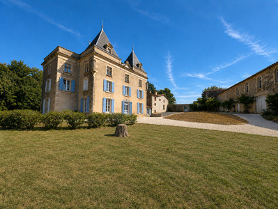 Chateau à vendre à Exireuil, Deux-Sèvres, Poitou-Charentes, avec Leggett Immobilier