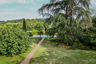 Large mansion house overlooking the Dordogne with guest house and pool with grounds of 1 Hectare. 