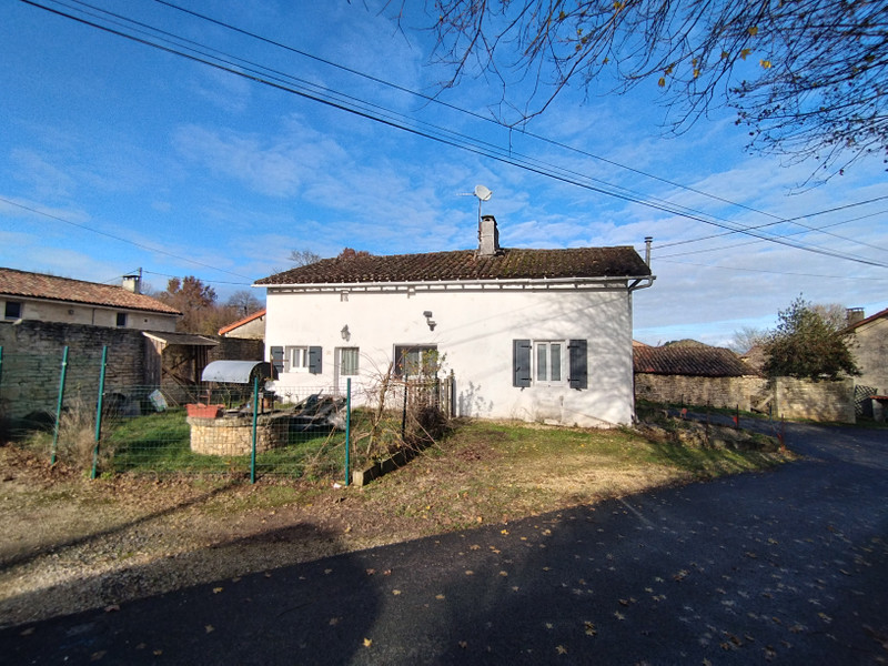 French property for sale in Mairé-Levescault, Deux-Sèvres - €36,600 - photo 2