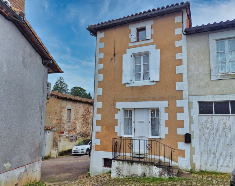 Maison à vendre à Manot, Charente - 65 000 € - photo 1