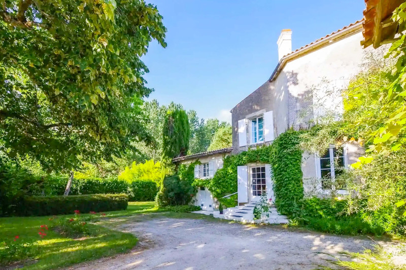 French property for sale in Dœuil-sur-le-Mignon, Charente-Maritime - €369,940 - photo 4