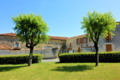 Maison à vendre à Charmé, Charente, Poitou-Charentes, avec Leggett Immobilier