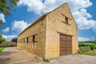 Black Périgord - Magnificent stone chartreuse on the banks of the river Dordogne with outbuildings and land.