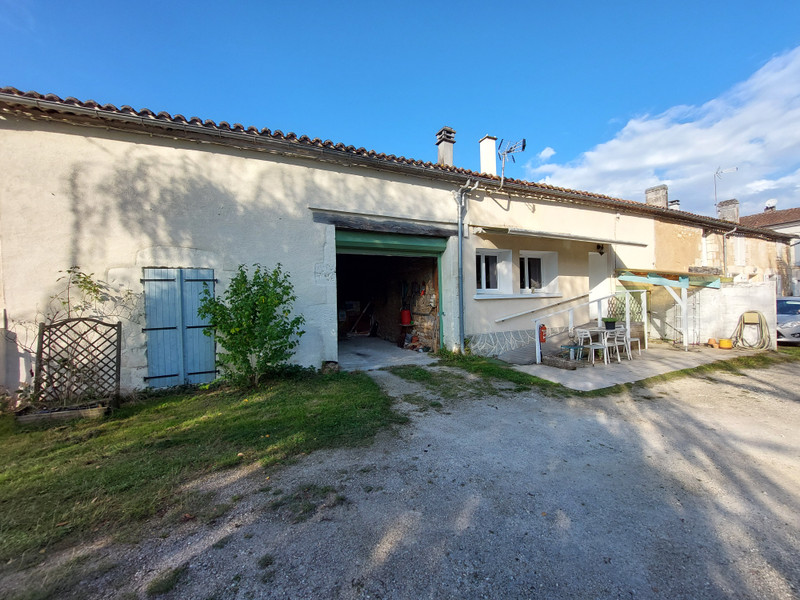 Maison à vendre à Charras, Charente - 76.000 € - photo 1