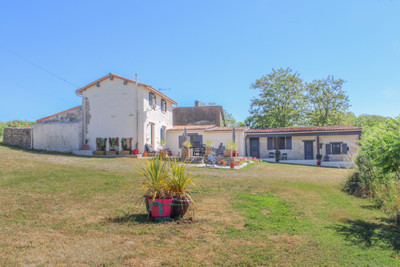 Maison à vendre à Salles, Deux-Sèvres, Poitou-Charentes, avec Leggett Immobilier