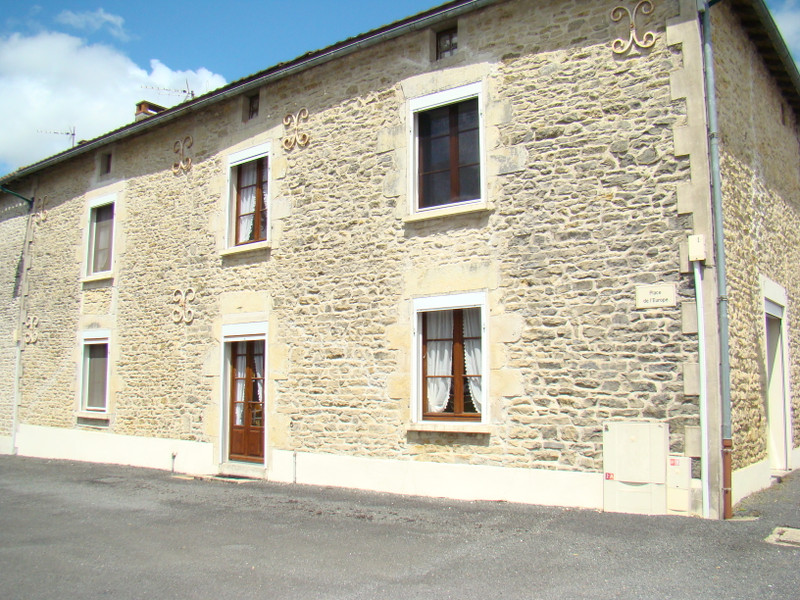 House in ChâteauGarnier Vienne Traditional village property with 4 bedrooms, separate 2 bed