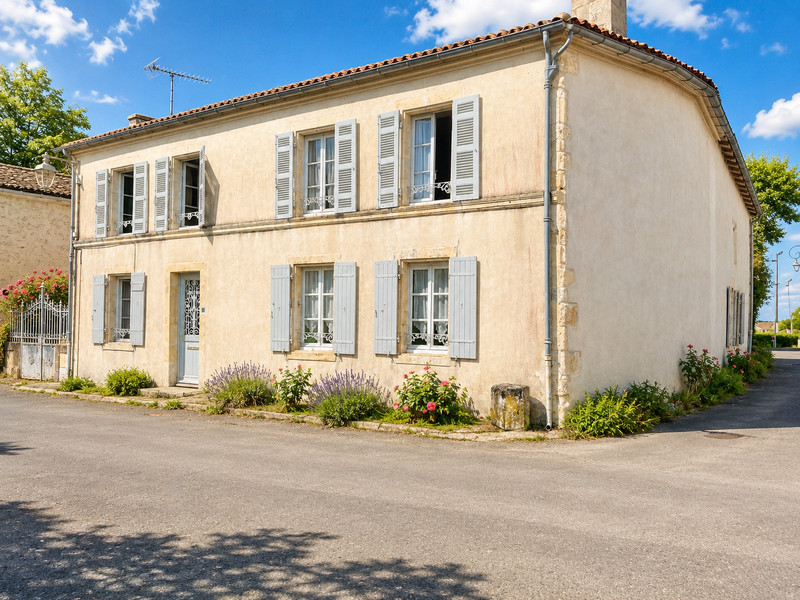 French property for sale in Écoyeux, Charente-Maritime - €489,720 - photo 0