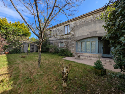 Maison à vendre à Mirambeau, Charente-Maritime, Poitou-Charentes, avec Leggett Immobilier