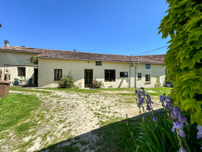 Maison à vendre à Fontaine-Chalendray, Charente-Maritime - 195.000 € - photo 1