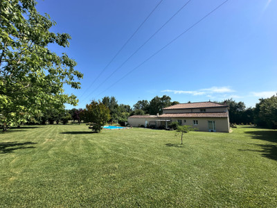French property for sale in Brizambourg, Charente-Maritime - €349,950 - photo 1
