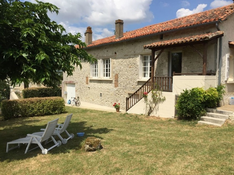 Maison à vendre à Pérignac, Charente - 210 000 € - photo 1
