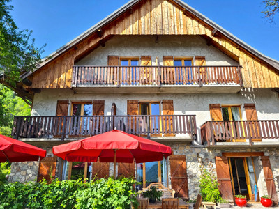 Excellent opportunity to own a fabulous mountain chalet with established B&B Business. 