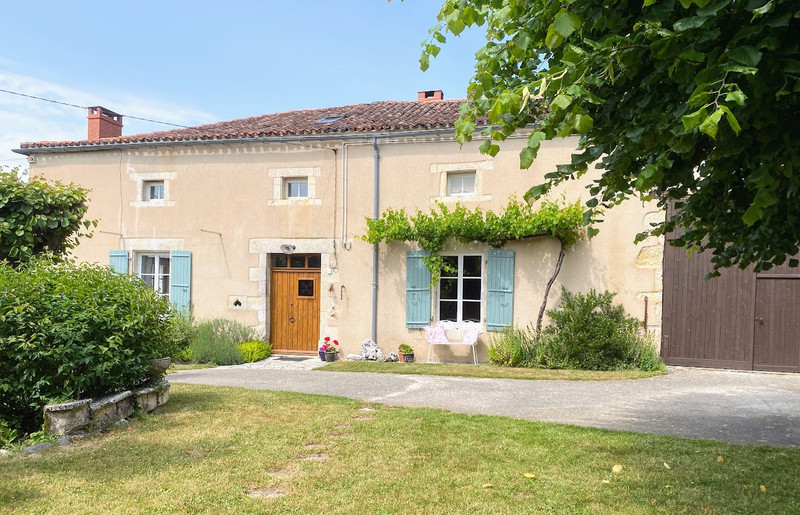 Maison à vendre à Saint-Sulpice-de-Ruffec, Charente - 344.500 € - photo 1