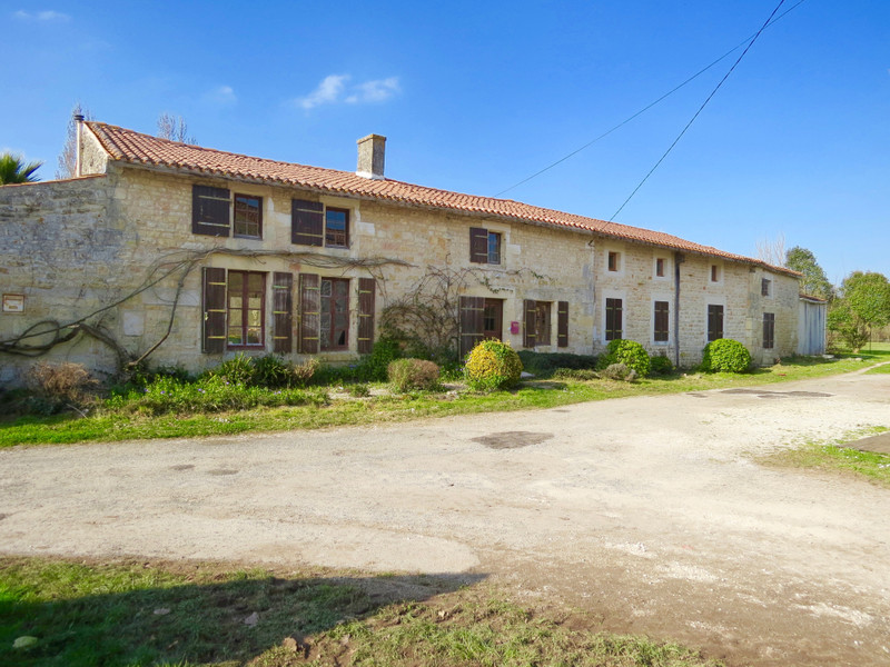 Maison à vendre à ST SAVINIEN, Charente-Maritime - 499 900 € - photo 1