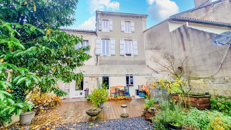 Maison à vendre à Barbezieux-Saint-Hilaire, Charente - 267 500 € - photo 1