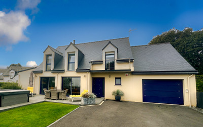 Paimpol. Exceptional Modern House Facing the Sea. 150m to the beach. Amazing sea view. Close to town centre.