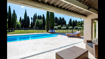 Full of character, renovated mas, with swimming pool, located between Saint-Rémy-de-Provence and Avignon TGV.